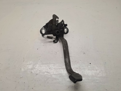Système attache capot moteur